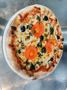 Pizza NAPOLETANO Mozzarella, anchois, olives, persillade, câpres, tomates fraiches