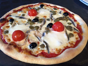 Pizza NAPOLETANO Mozzarella, anchois, olives, persillade, câpres, tomates fraiches
